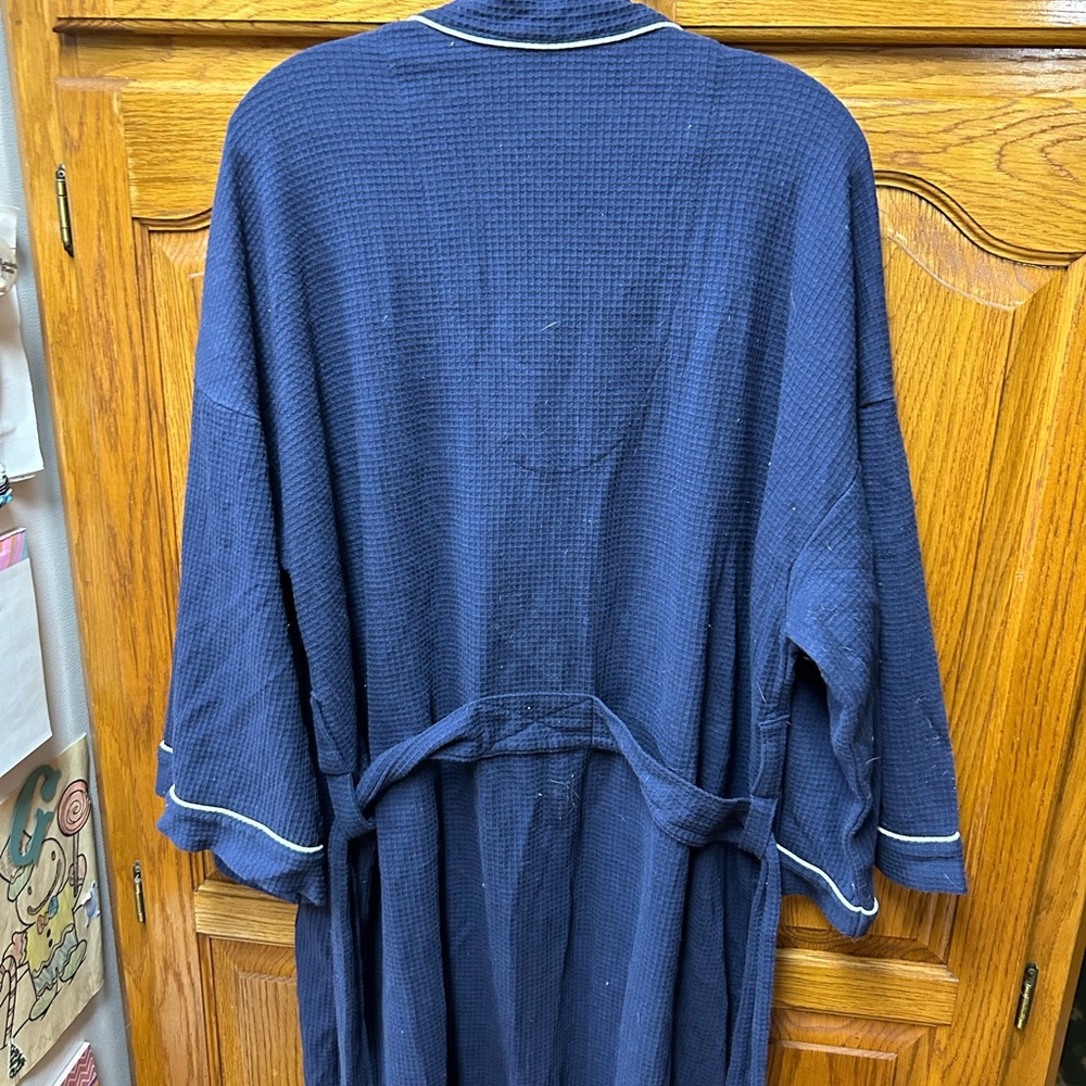Robe - Picture 2 of 3